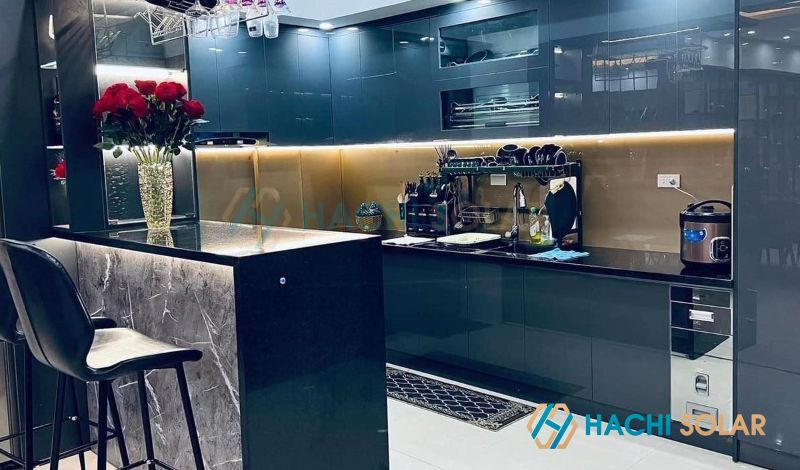 Quầy bar ngăn phòng khách và bếp nâu tone màu sang trọng