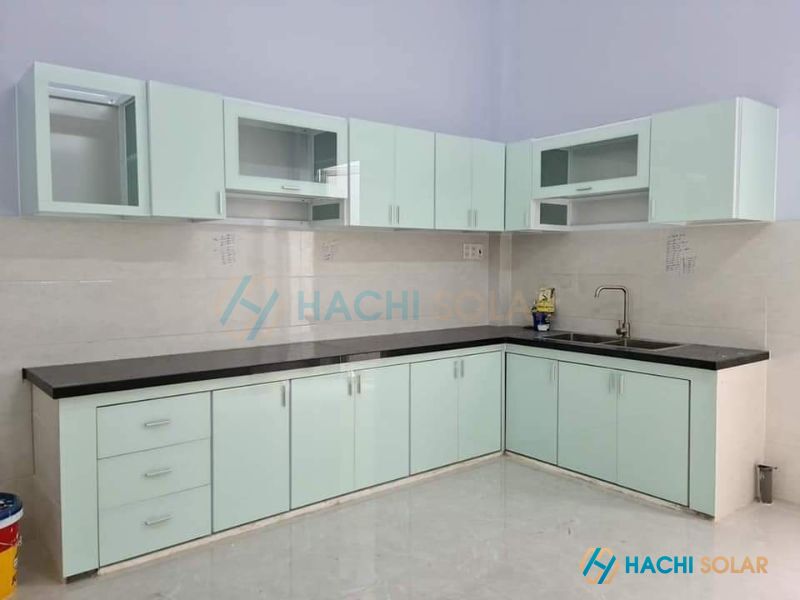 Mẫu tủ bếp đẹp hình chữ L nhôm kính tone màu xanh lơ giá rẻ
