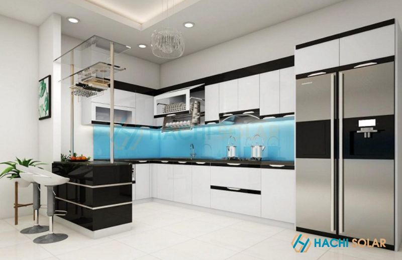 Mẫu tủ bếp chữ L nhôm kính đẹp tone màu trắng sáng nhà
