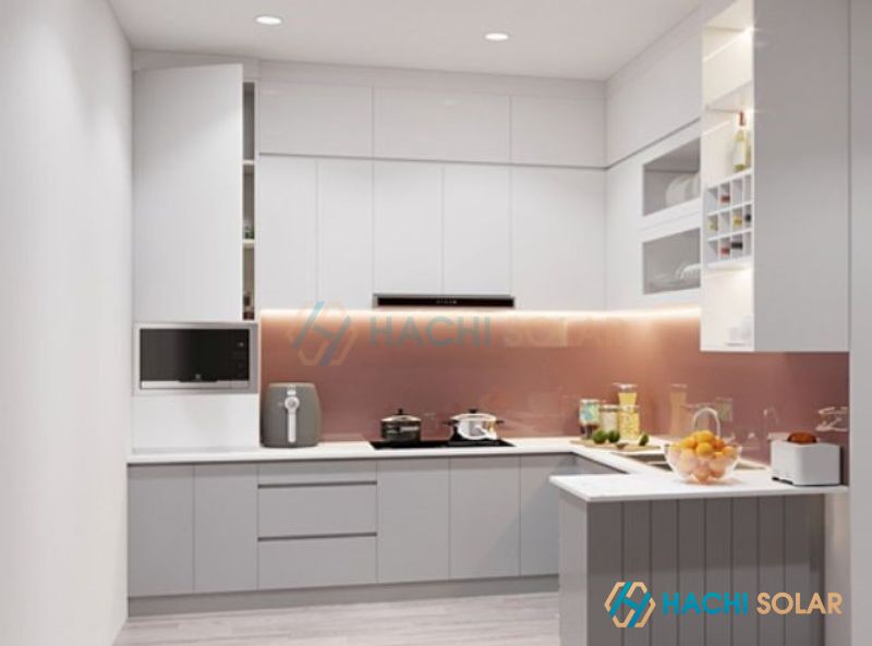 Mẫu tủ bếp kịch trần đẹp giá tốt bằng chất liệu nhôm kính sơn