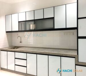 Mẫu tủ bếp nhôm màu trắng với thiết kế sang trọng