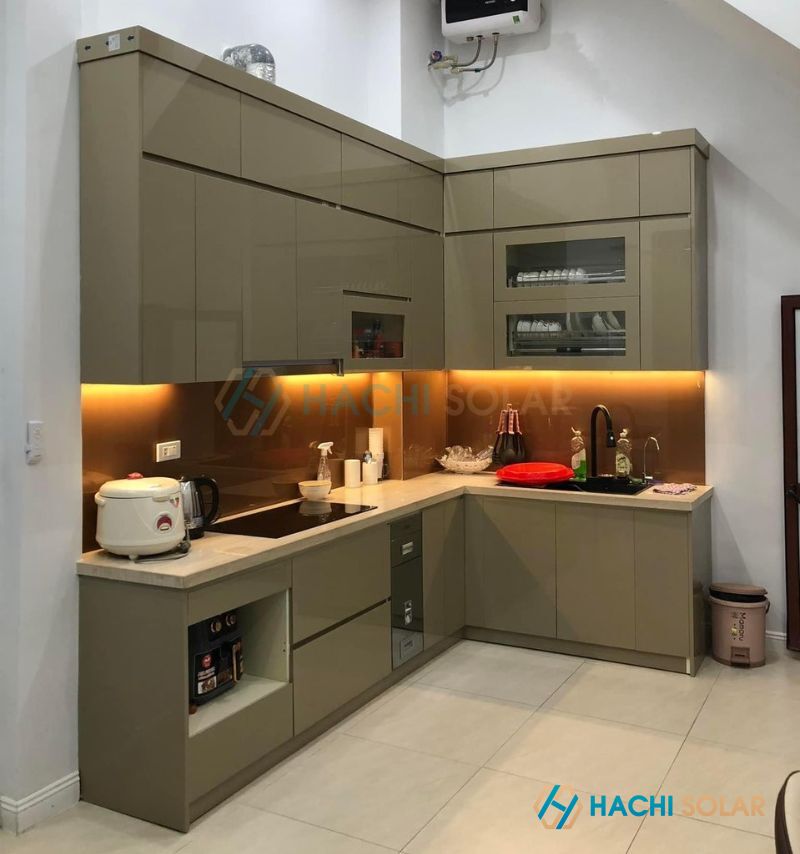 Mẫu tủ bếp mini giá rẻ chất liệu nhôm kính màu vàng nâu