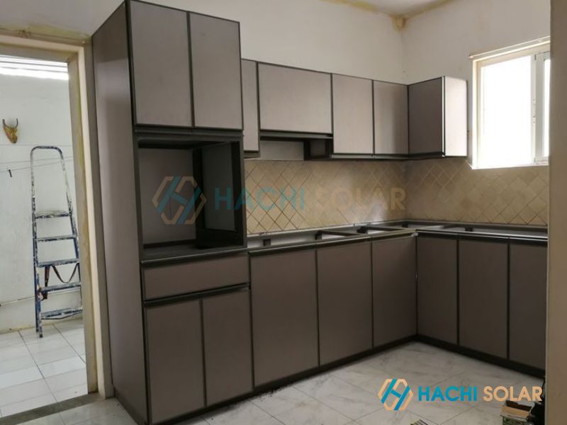 Mẫu tủ bếp mini giá rẻ bằng vật liệu nhôm kính