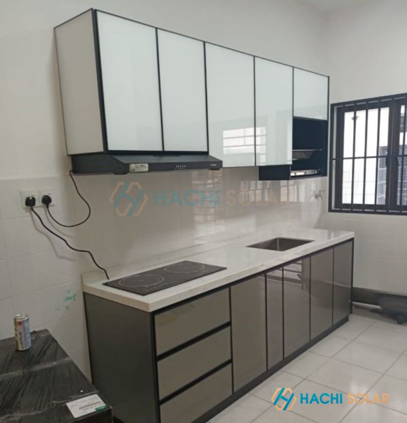 Chất liệu tủ bếp mini bằng nhôm kính đơn giản với mức đầu tư thấp, thời gian sử dụng bền lâu