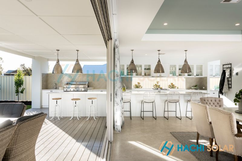 Mẫu quầy bar bếp hiện đại nối liền không gian bếp trong nhà và bếp mở bên ngoài