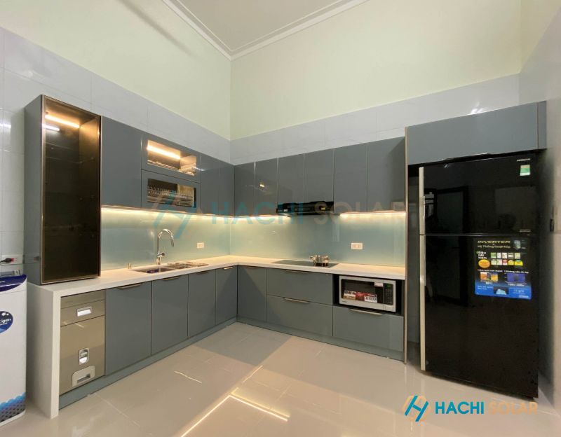 Mẫu tủ bếp màu ghi xám khung nhôm cánh kính cao cấp