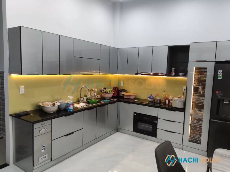 Mẫu tủ bếp đơn giản đẹp làm bằng khung nhôm cánh kính