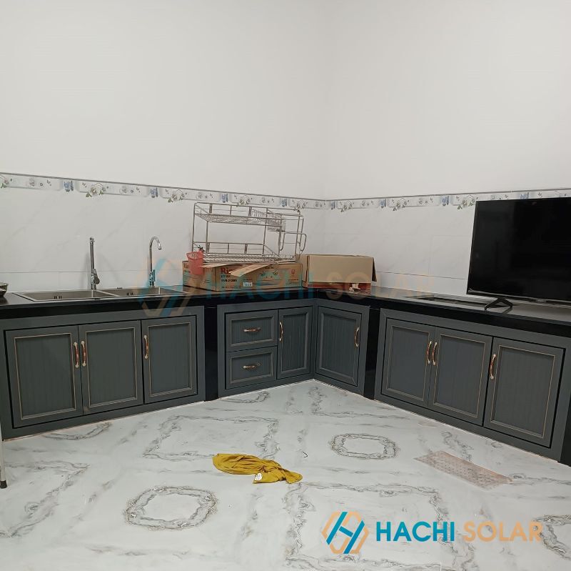 Xây tủ bếp bê tông lắp cánh bằng nhôm hệ Xingfa nhập khẩu màu xám ghi