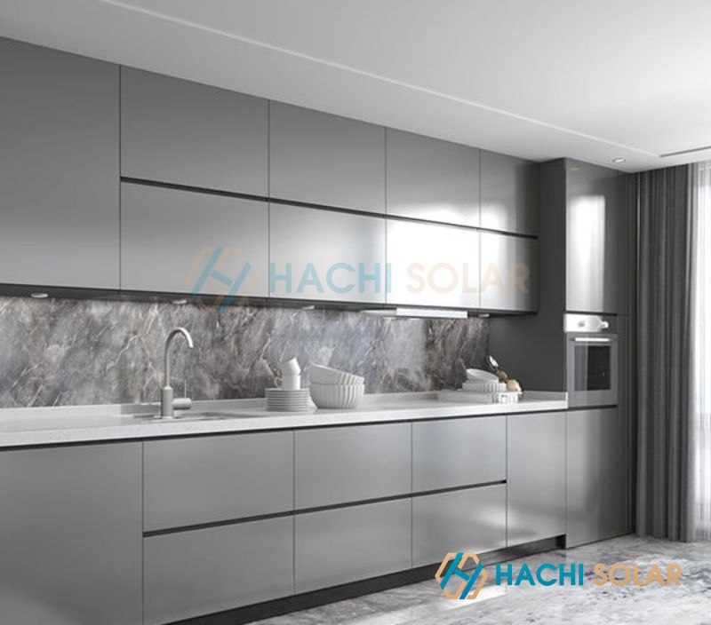 Tủ bếp xám ghi được thi công hoàn thiện với thiết kế đơn giản, giá thành ở mức vừa phải