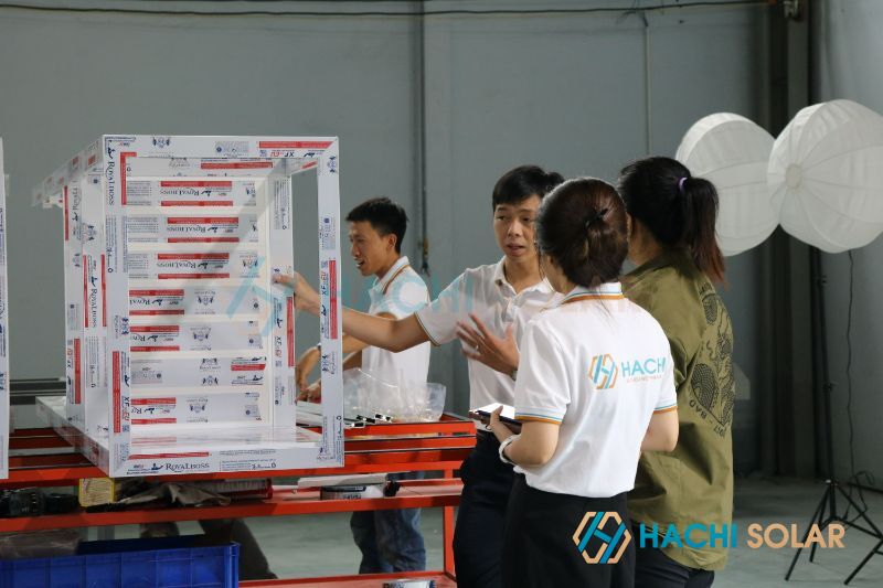 Tư vấn khách hàng tại xưởng sản xuất tủ bếp TPHCM Hachi Solar