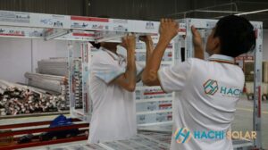 Đội ngũ Hachi Solar hoàn thiện gia công tủ bếp tại xưởng trước khi chuyển đến lắp đặt trên công trình