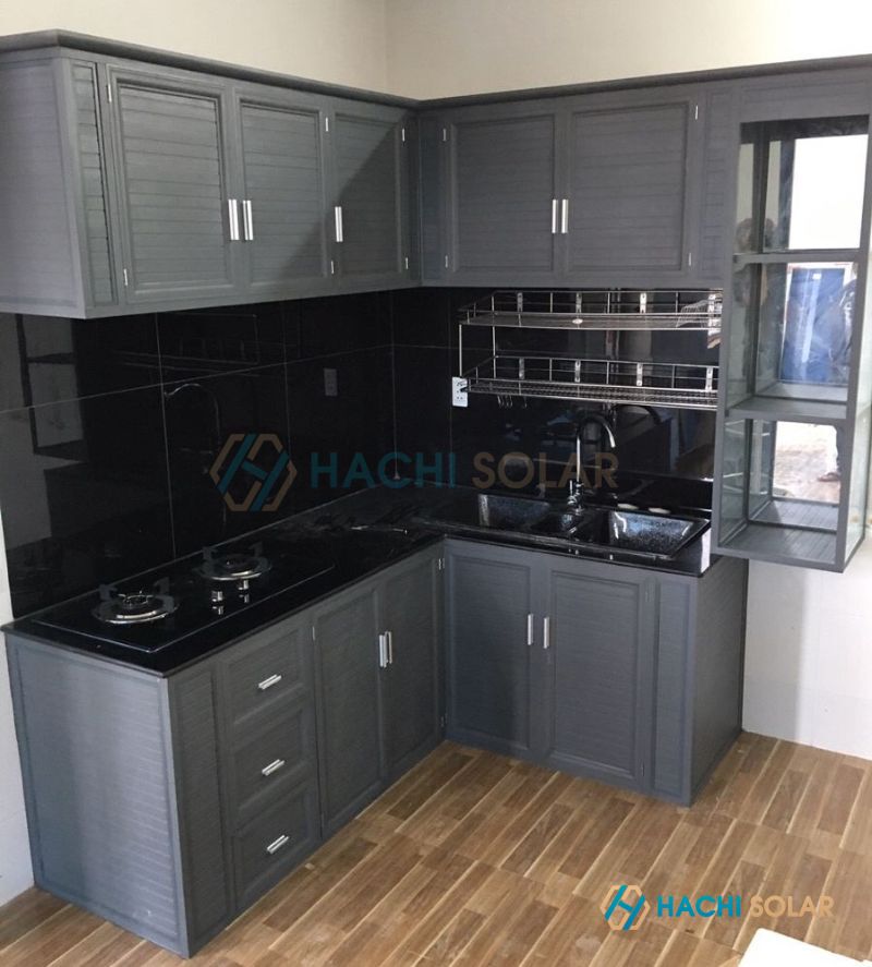 Mẫu tủ bếp nhôm kính Việt Pháp màu xám ghi