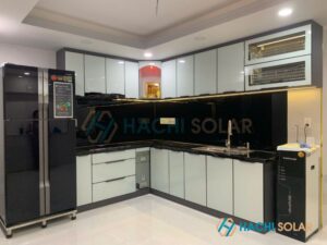 Công trình tủ bếp nhôm hợp kim tấm liền cánh kính tại Quận 2, TPHCM