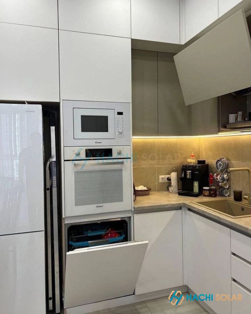 Mẫu tủ bếp thiết kế nhỏ gọn đơn giản, tích hợp các thiết bị nhà bếp thông minh