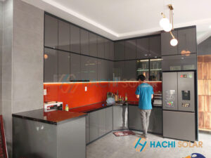 Công trình tủ bếp kịch trần nhôm lá ghép cánh kính tại Bình Chánh, TPHCM