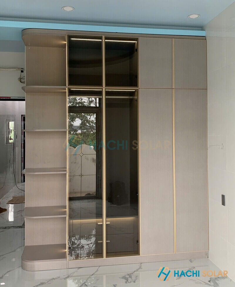 Công trình tủ bếp, tủ rượu, tủ quần áo nhôm tấm liền vân gỗ sọc nhà anh Thiết - Tân An, Long An
