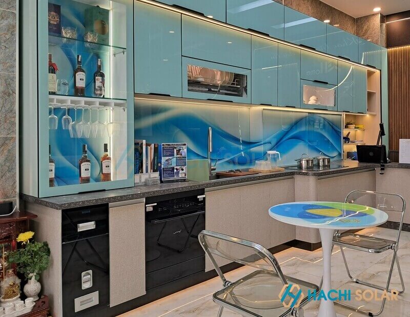 Mẫu tủ bếp màu xanh mint cánh kính giá tốt