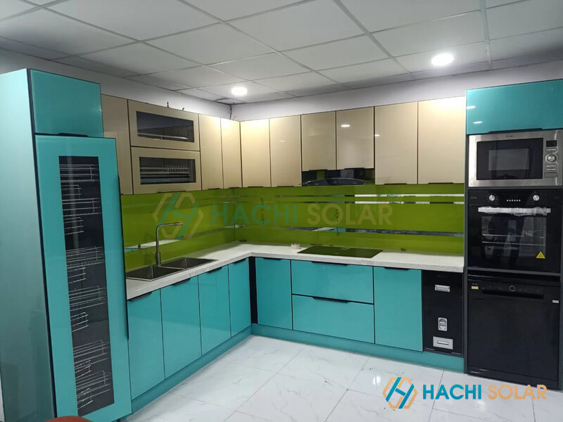 Mẫu tủ bếp với thiết kế phối màu xanh mint ấn tượng và độc đáo