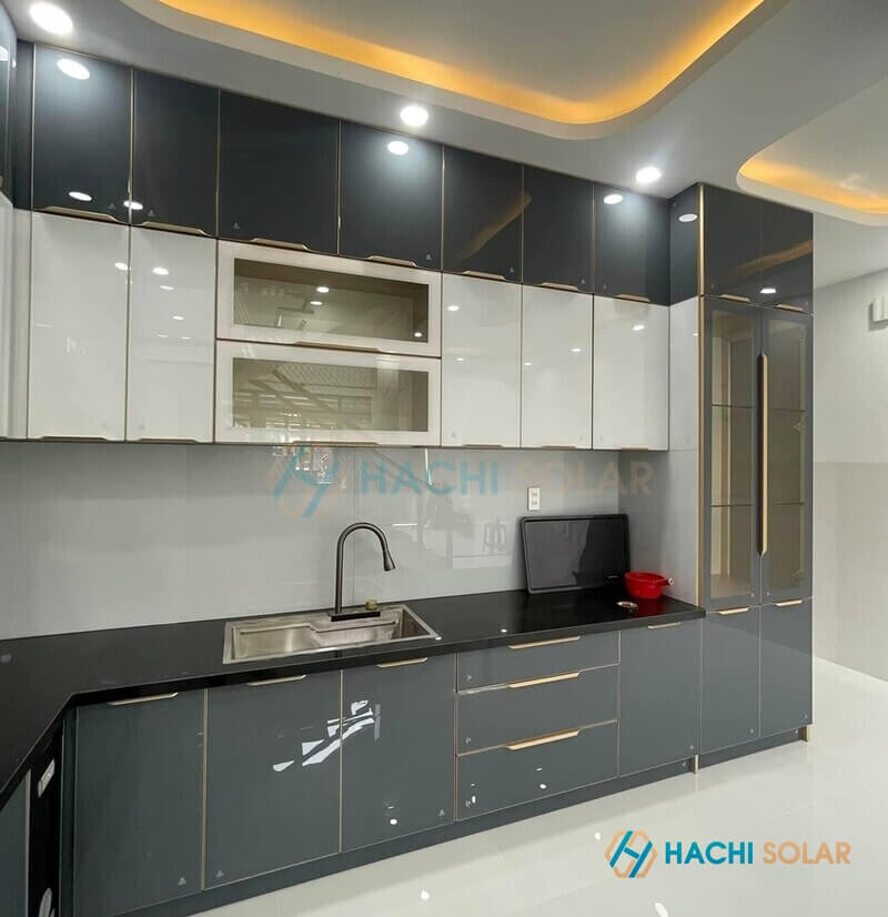 Tủ bếp khung hợp kim nhôm cánh kính