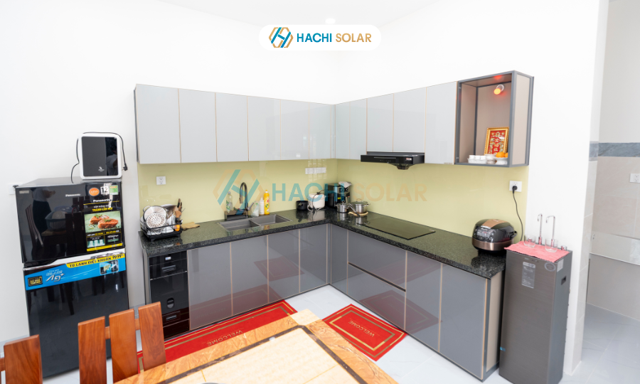 Mẫu tủ bếp hợp kim nhôm cánh kính màu xám ghi